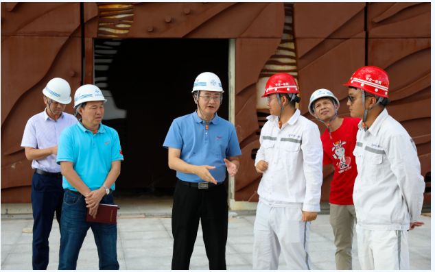 歡迎三沙市市委常委，市長鄧忠蒞臨我司承接的三沙廣場項(xiàng)目，三沙文體館項(xiàng)目現(xiàn)場調(diào)研并指導(dǎo)